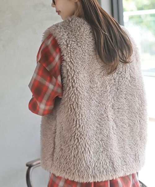 rps（アールピーエス）の「くるくるシープフェイクファーベスト（ベスト・レディース・モカ/ベージュ/アイボリー/グレー・フリー）」の12枚目の写真