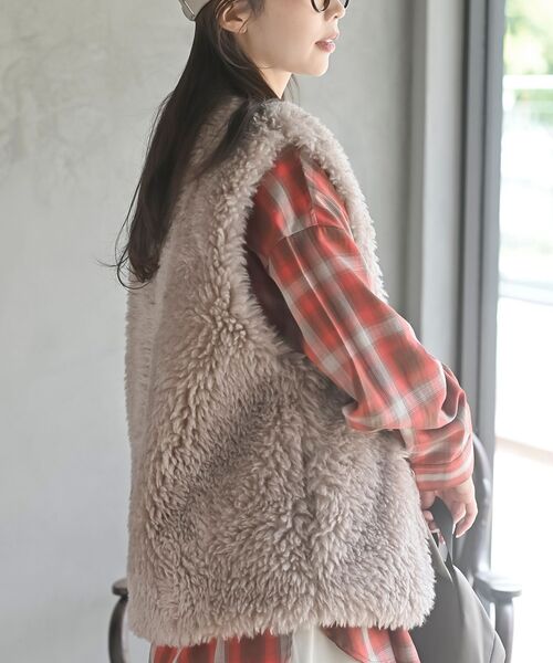 rps（アールピーエス）の「くるくるシープフェイクファーベスト（ベスト・レディース・モカ/ベージュ/アイボリー/グレー・フリー）」の13枚目の写真