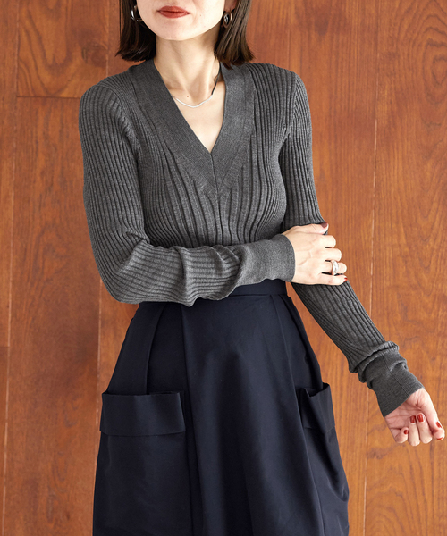 VERMEIL par iena（ヴェルメイユパーイエナ）の「《追加》SLOWOOL Vネック プルオーバー（ニット/セーター・レディース・ベージュ/ネイビー/レッド/グレー・FREE）」の12枚目の写真