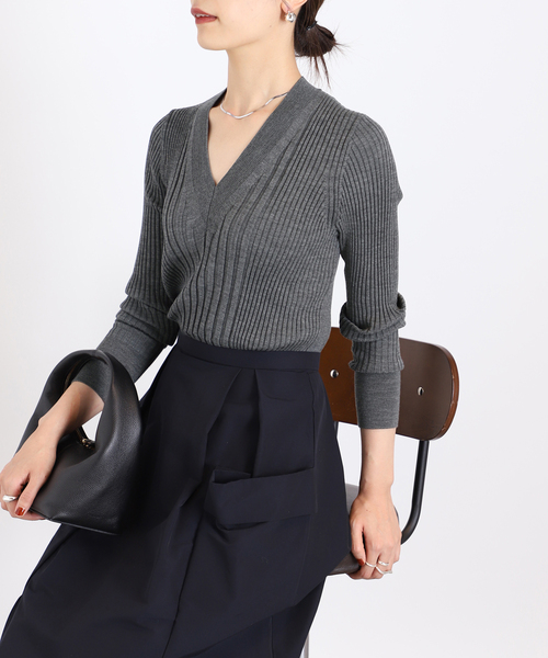 VERMEIL par iena（ヴェルメイユパーイエナ）の「《追加》SLOWOOL Vネック プルオーバー（ニット/セーター・レディース・ベージュ/ネイビー/レッド/グレー・FREE）」の9枚目の写真