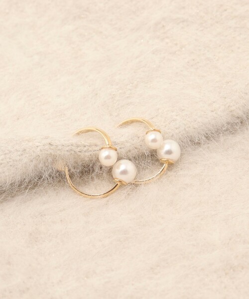 NOLLEY’S Sophi(ノーリーズソフィ)の「カーブパールキャッチピアス(ピアス(両耳用)・レディース・オフホワイト・FREE)」の1枚目の写真