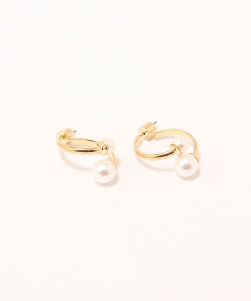 NOLLEY’S Sophi(ノーリーズソフィ)の「カーブパールキャッチピアス(ピアス(両耳用)・レディース・オフホワイト・FREE)」の2枚目の写真