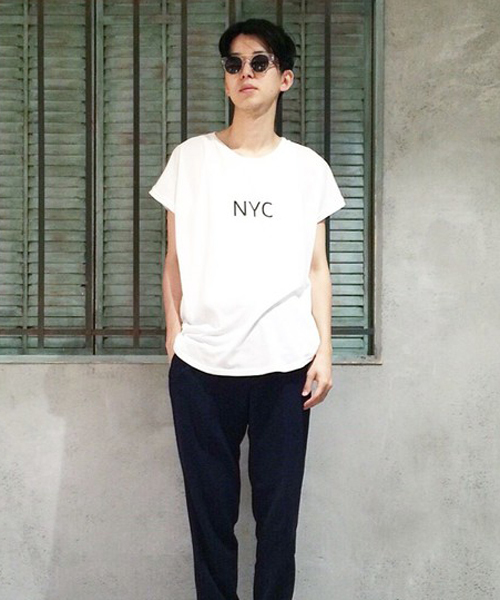 WHO'S WHO gallery（フーズフーギャラリー）の「【GIGGER】ドルマンTEE NYC（Tシャツ/カットソー・メンズ・オフホワイト/ブラック/グレー/レッド・FREE/MEDIUM/LARGE）」の2枚目の写真