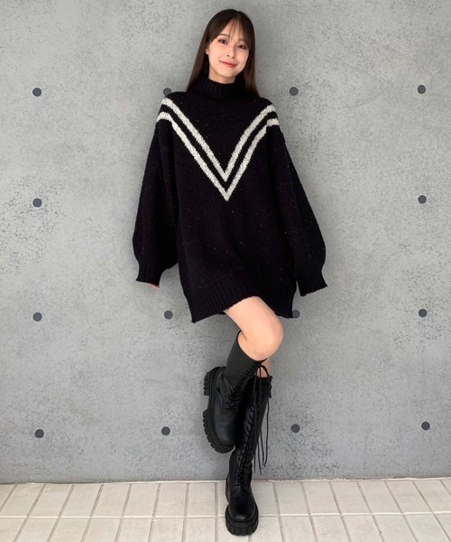 ENVYM(アンビー)の「ラインタートルオーバーニット(ニット/セーター・レディース・ブラック/ホワイト・FREE)」の2枚目の写真