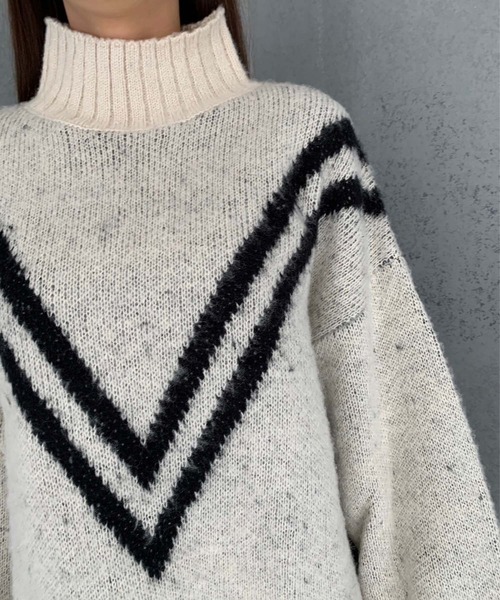 ENVYM(アンビー)の「ラインタートルオーバーニット(ニット/セーター・レディース・ブラック/ホワイト・FREE)」の3枚目の写真
