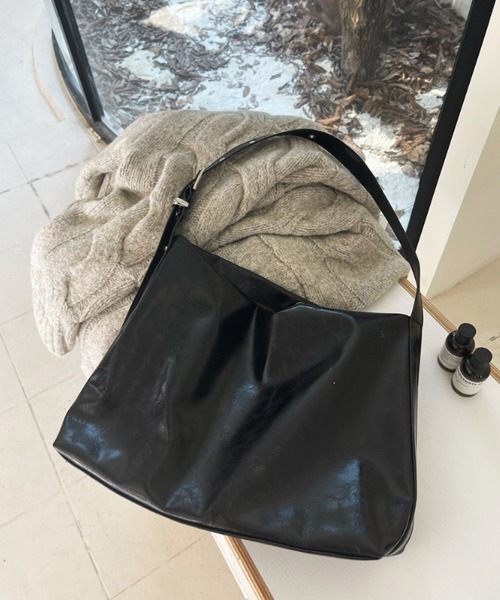 by muni:r（バイ ムニール）の「ユニークアイレットショルダーバッグ（ショルダーバッグ・レディース・ブラック・ONE SIZE）」の6枚目の写真