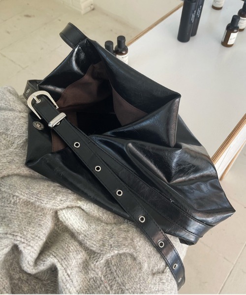 by muni:r（バイ ムニール）の「ユニークアイレットショルダーバッグ（ショルダーバッグ・レディース・ブラック・ONE SIZE）」の3枚目の写真