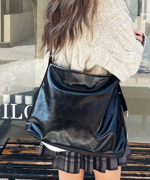 by muni:r（バイ ムニール）の「ユニークアイレットショルダーバッグ（ショルダーバッグ・レディース・ブラック・ONE SIZE）」の7枚目の写真