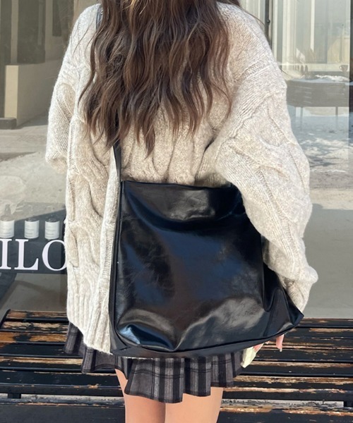 by muni:r（バイ ムニール）の「ユニークアイレットショルダーバッグ（ショルダーバッグ・レディース・ブラック・ONE SIZE）」の2枚目の写真