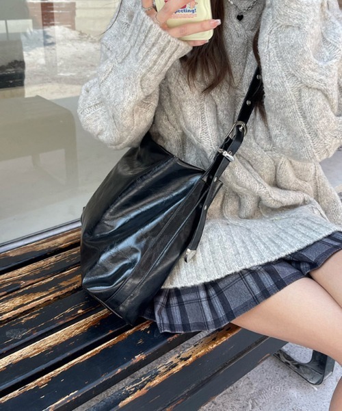 by muni:r（バイ ムニール）の「ユニークアイレットショルダーバッグ（ショルダーバッグ・レディース・ブラック・ONE SIZE）」の9枚目の写真