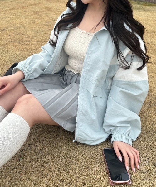 OLIVE des OLIVE(オリーブデオリーブ)の「配色トラックジャケット 1041070040(マウンテンパーカー・レディース・ベージュ/サックスブルー/ブラック/オフホワイト・FREE)」の4枚目の写真