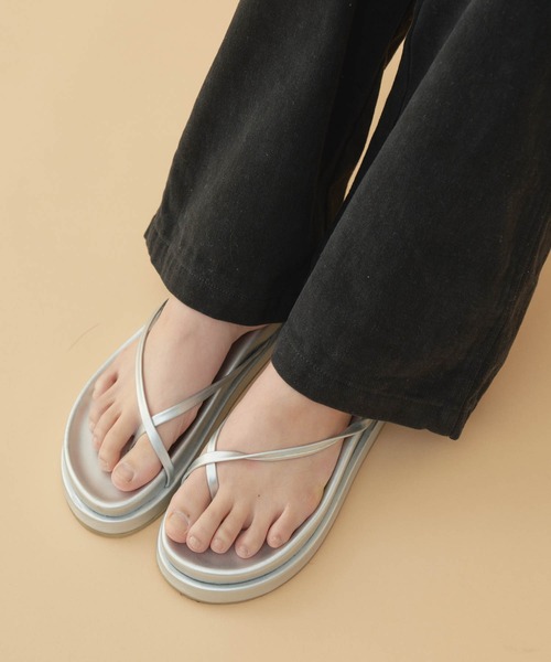 GIUNON（ジウノン）の「flatform flip flops / フラットフォームビーチサンダル（サンダル・レディース・ブラック/シルバー・S/M/L）」の6枚目の写真