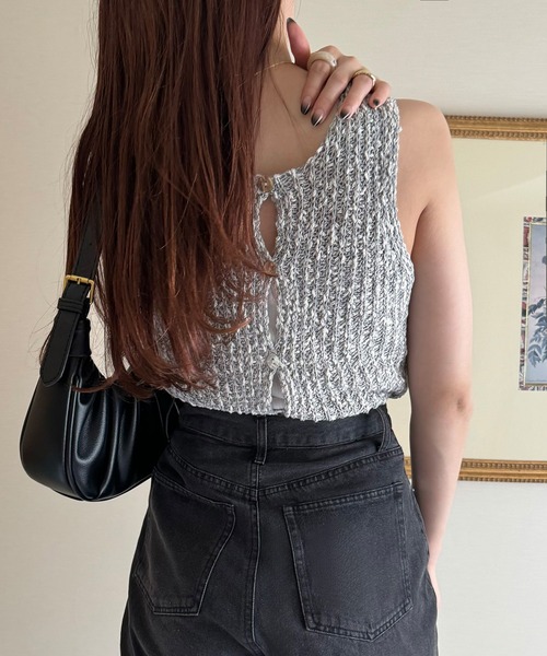 JUNOAH（ジュノア）の「前後2WAYバックオープンニットタンク（タンクトップ・レディース・グレイッシュベージュ/ブラック/グレー・MEDIUM）」の5枚目の写真