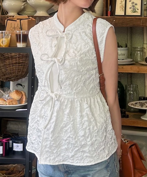 JUNOAH（ジュノア）の「2wayリボンジャガードノースリーブトップス（シャツ/ブラウス・レディース・ブラック/アイボリー/ブラウン・LARGE/MEDIUM/X-LARGE）」の2枚目の写真