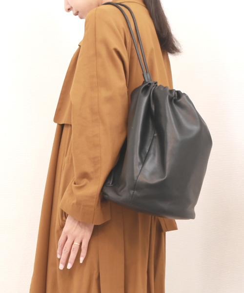 cache cache（カシュ カシュ）の「カシュカシュ cachecache / ガーメント合皮ボンサック（バックパック/リュック・レディース・アイボリー/ブラック・FREE）」の2枚目の写真