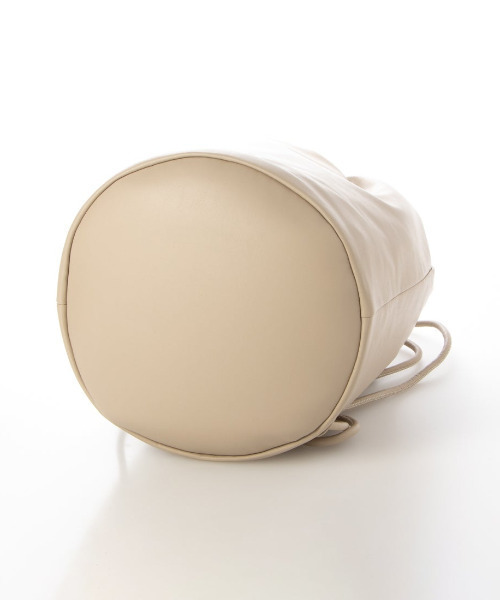 cache cache（カシュ カシュ）の「カシュカシュ cachecache / ガーメント合皮ボンサック（バックパック/リュック・レディース・アイボリー/ブラック・FREE）」の5枚目の写真