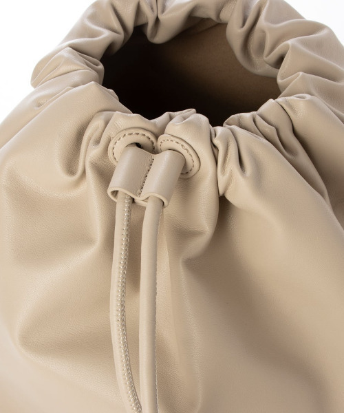 cache cache（カシュ カシュ）の「カシュカシュ cachecache / ガーメント合皮ボンサック（バックパック/リュック・レディース・アイボリー/ブラック・FREE）」の7枚目の写真