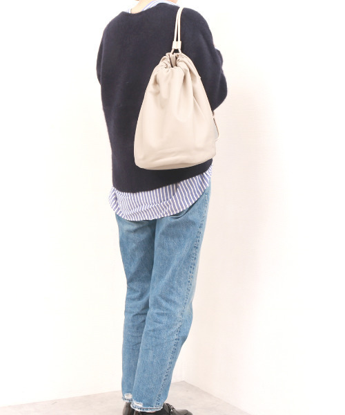 cache cache（カシュ カシュ）の「カシュカシュ cachecache / ガーメント合皮ボンサック（バックパック/リュック・レディース・アイボリー/ブラック・FREE）」の8枚目の写真