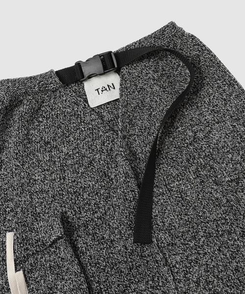 TAN（タン）の「BELTED V/LINE KNITTED SKIRT（スカート・レディース・ブラックミックス/ネイビー・FREE）」の5枚目の写真