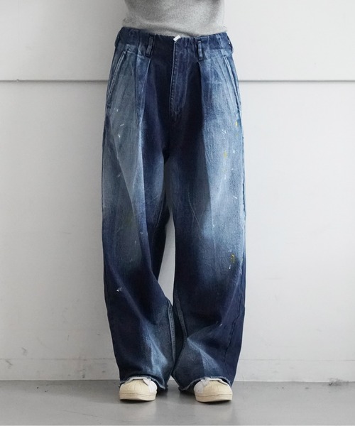 saby(サバイ)の「saby TUCK BAGGY TYPE02 - 11oz Bingo Denim - Sun Fade & Paint -(デニムパンツ・メンズ・インディゴブルー/ブラック・2/1)」の1枚目の写真