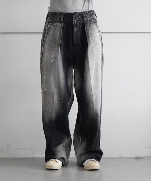 saby(サバイ)の「saby TUCK BAGGY TYPE02 - 11oz Bingo Denim - Sun Fade & Paint -(デニムパンツ・メンズ・インディゴブルー/ブラック・2/1)」の2枚目の写真