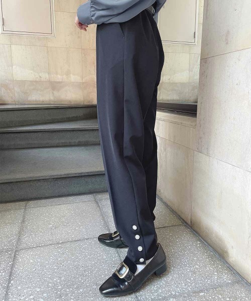 an another angelus（アンアナザーアンジェラス）の「【2サイズ展開】パール釦使いシガレットパンツ/ananotherangelus（その他パンツ・レディース・ブラウン系その他/ブラック・1/2）」の5枚目の写真