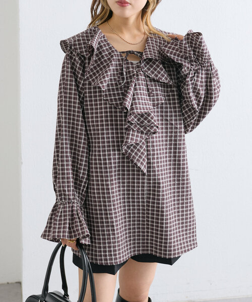 w closet(ダブルクローゼット)の「ラッフルフリルブラウス(シャツ/ブラウス・レディース・チャコールグレー/オフホワイト/グリーン・FREE)」の1枚目の写真