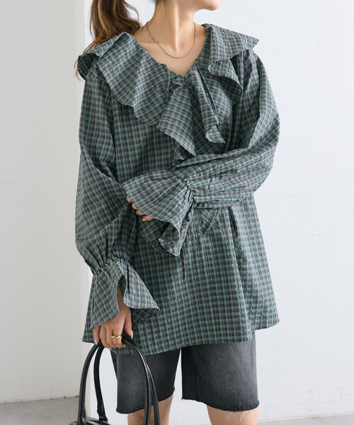 w closet(ダブルクローゼット)の「ラッフルフリルブラウス(シャツ/ブラウス・レディース・チャコールグレー/オフホワイト/グリーン・FREE)」の3枚目の写真