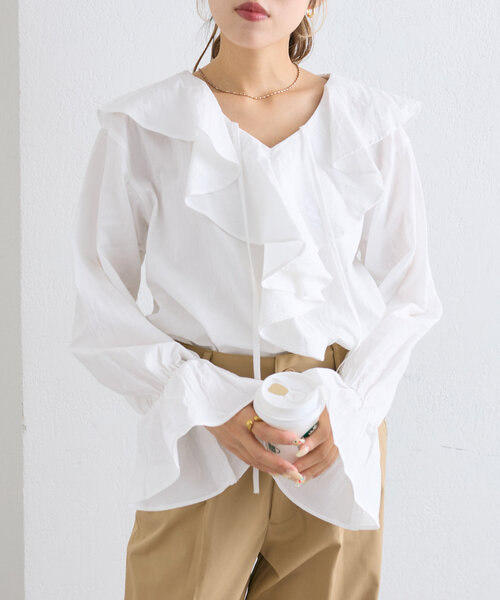 w closet(ダブルクローゼット)の「ラッフルフリルブラウス(シャツ/ブラウス・レディース・チャコールグレー/オフホワイト/グリーン・FREE)」の10枚目の写真