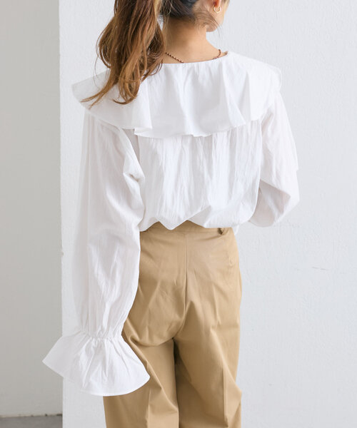 w closet(ダブルクローゼット)の「ラッフルフリルブラウス(シャツ/ブラウス・レディース・チャコールグレー/オフホワイト/グリーン・FREE)」の13枚目の写真