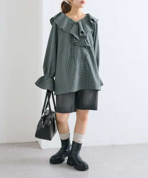 w closet(ダブルクローゼット)の「ラッフルフリルブラウス(シャツ/ブラウス・レディース・チャコールグレー/オフホワイト/グリーン・FREE)」の4枚目の写真