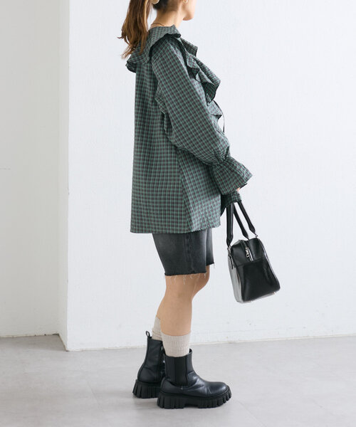w closet(ダブルクローゼット)の「ラッフルフリルブラウス(シャツ/ブラウス・レディース・チャコールグレー/オフホワイト/グリーン・FREE)」の5枚目の写真
