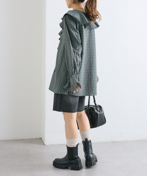 w closet(ダブルクローゼット)の「ラッフルフリルブラウス(シャツ/ブラウス・レディース・チャコールグレー/オフホワイト/グリーン・FREE)」の6枚目の写真