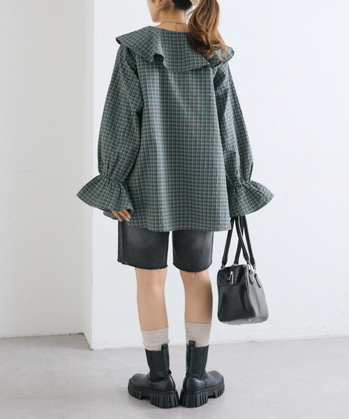 w closet(ダブルクローゼット)の「ラッフルフリルブラウス(シャツ/ブラウス・レディース・チャコールグレー/オフホワイト/グリーン・FREE)」の7枚目の写真