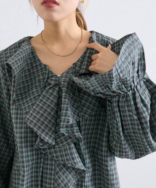 w closet(ダブルクローゼット)の「ラッフルフリルブラウス(シャツ/ブラウス・レディース・チャコールグレー/オフホワイト/グリーン・FREE)」の9枚目の写真