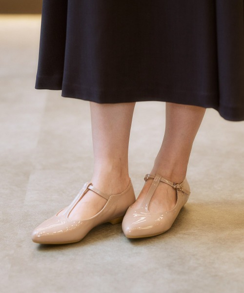 7days Life Styling（セブンデイズライフスタイリング）の「ポインテッドトゥＴストラップパンプスシューズ（ワイズ２Ｅ）（オフィス女子モニターコラボ）（パンプス・レディース・ブラック系その他/グレイッシュベージュ/ブラック・S/LL/L/M）」の21枚目の写真