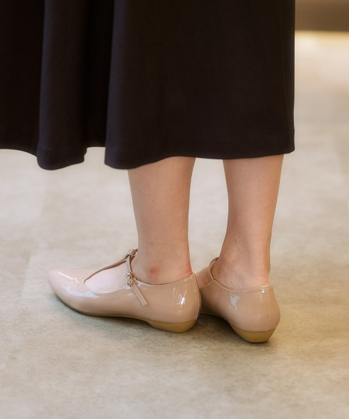 7days Life Styling（セブンデイズライフスタイリング）の「ポインテッドトゥＴストラップパンプスシューズ（ワイズ２Ｅ）（オフィス女子モニターコラボ）（パンプス・レディース・ブラック系その他/グレイッシュベージュ/ブラック・S/LL/L/M）」の22枚目の写真