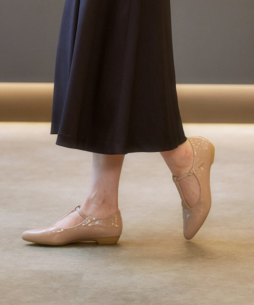 7days Life Styling（セブンデイズライフスタイリング）の「ポインテッドトゥＴストラップパンプスシューズ（ワイズ２Ｅ）（オフィス女子モニターコラボ）（パンプス・レディース・ブラック系その他/グレイッシュベージュ/ブラック・S/LL/L/M）」の17枚目の写真