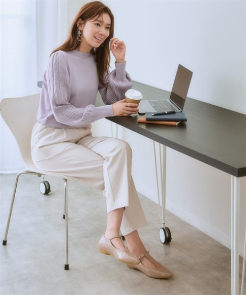 7days Life Styling（セブンデイズライフスタイリング）の「ポインテッドトゥＴストラップパンプスシューズ（ワイズ２Ｅ）（オフィス女子モニターコラボ）（パンプス・レディース・ブラック系その他/グレイッシュベージュ/ブラック・S/LL/L/M）」の12枚目の写真