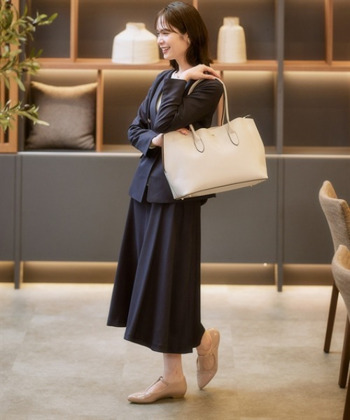 7days Life Styling（セブンデイズライフスタイリング）の「ポインテッドトゥＴストラップパンプスシューズ（ワイズ２Ｅ）（オフィス女子モニターコラボ）（パンプス・レディース・ブラック系その他/グレイッシュベージュ/ブラック・S/LL/L/M）」の13枚目の写真