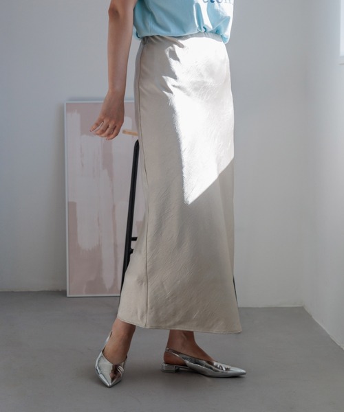 LOWRYS FARM（ローリーズファーム）の「シワサテンスカート　 291132（スカート・レディース・チャコールグレー/グリーン/アイボリー/ブラック・FREE）」の2枚目の写真