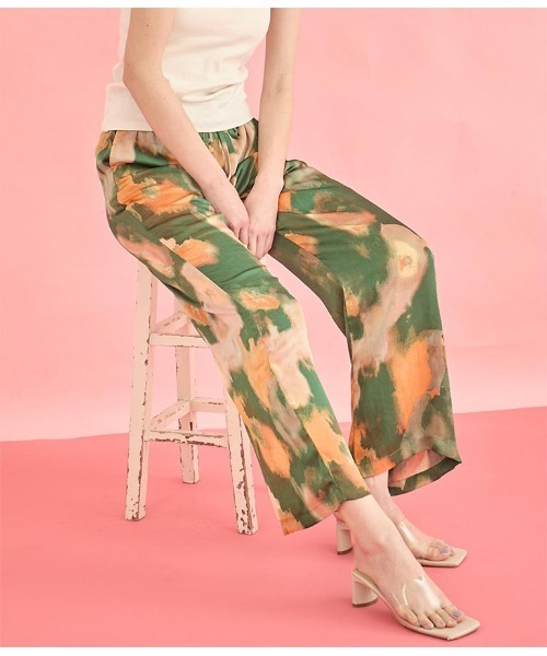 Settimissimo（セッティミッシモ）の「アート風プリント サテン ルーズ パンツ（その他パンツ・レディース・グリーン/ピンク・FREE）」の2枚目の写真