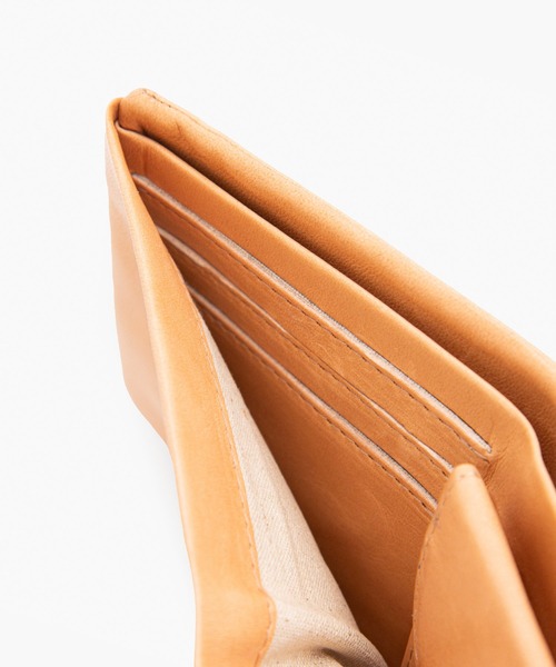 COSMIC WONDER（コズミックワンダー）の「Naturally-tanned leather bifold wallet（財布・レディース・ブラウン/ナチュラル/ブラック・FREE）」の9枚目の写真