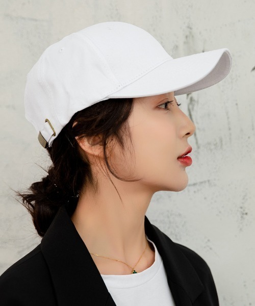 maison de LATIR（メゾンドラティール）の「春のコーデにちょうどいい。選べるカラーの深めシンプルキャップ【UVカット＆サイズ調節OK】（キャップ・レディース・ブラック/カーキ/グレー/ブルー/ブラウン/ホワイト/レッド/グリーン/ピンク/ベージュ/ネイビー/ダークグレー/パープル/イエロー/オレンジ/グリーン系その他/グレー系その他2/ベージュ系その他/ホワイト系その他/ベージュ系その他2/ネイビー系/ネイビー系2/ブラック系その他2/グレー系その他/ブラック系その他3・ONE SIZE/FREE）」の2枚目の写真