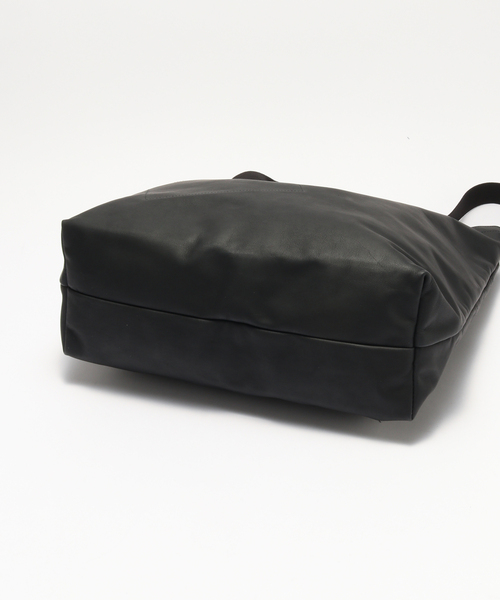 hobo(ホーボー)の「hobo/ホーボー AZUMA SHOULDER BAG M COW LEATHER(ショルダーバッグ・メンズ・ブラック・FREE)」の5枚目の写真