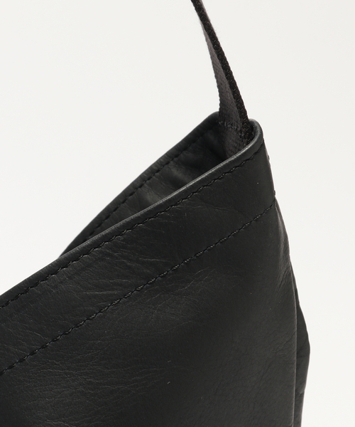 hobo(ホーボー)の「hobo/ホーボー AZUMA SHOULDER BAG M COW LEATHER(ショルダーバッグ・メンズ・ブラック・FREE)」の2枚目の写真
