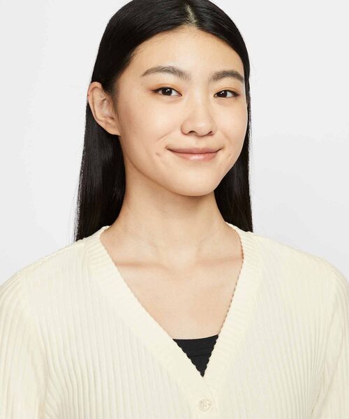 NIKE(ナイキ)の「ナイキ スポーツウェア チル ニット ウィメンズ スリム リブ カーディガン / Nike Sportswear Chill Knit Women's Slim Ribbed Cardigan HJ1244-133 Sail(カーディガン/ボレロ・レディース・クリーム・S/M/L/XL/XS)」の2枚目の写真