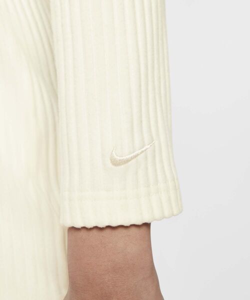 NIKE(ナイキ)の「ナイキ スポーツウェア チル ニット ウィメンズ スリム リブ カーディガン / Nike Sportswear Chill Knit Women's Slim Ribbed Cardigan HJ1244-133 Sail(カーディガン/ボレロ・レディース・クリーム・S/M/L/XL/XS)」の3枚目の写真