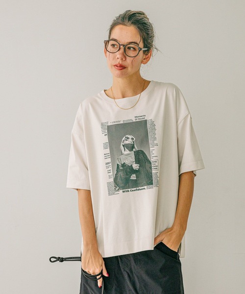 BAYFLOW（ベイフロー）の「フォトプリントワイドＴ（Tシャツ/カットソー・レディース・ラベンダー/ホワイト/グレイッシュベージュ/ブルー/オフホワイト・FREE）」の4枚目の写真