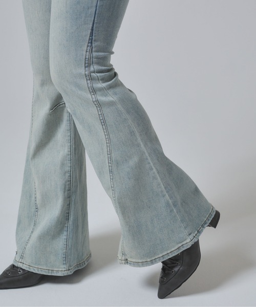 ENVYM(アンビー)の「スウィッチングストレッチフレアデニムパンツ(デニムパンツ・レディース・ブラック/サックスブルー・SMALL/MEDIUM)」の17枚目の写真